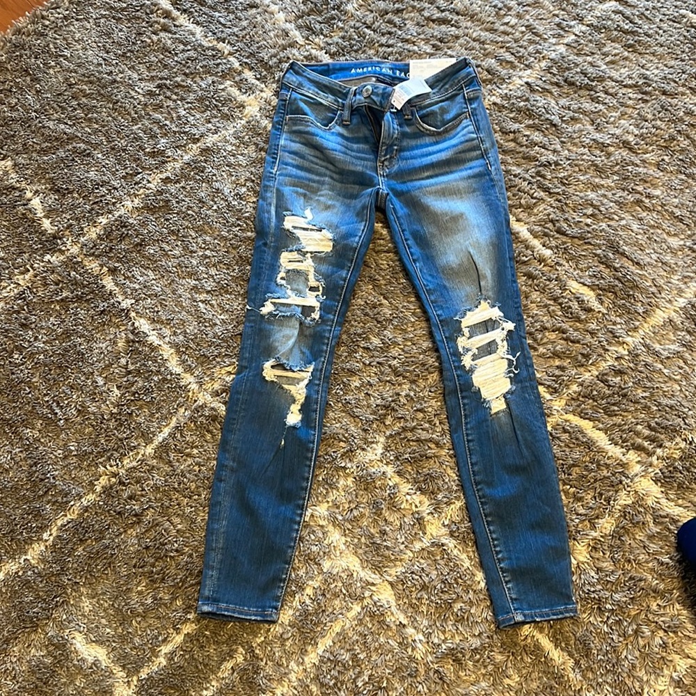 American Eagle High Rise Ripped Jegging. Size 2. Never worn with tags
